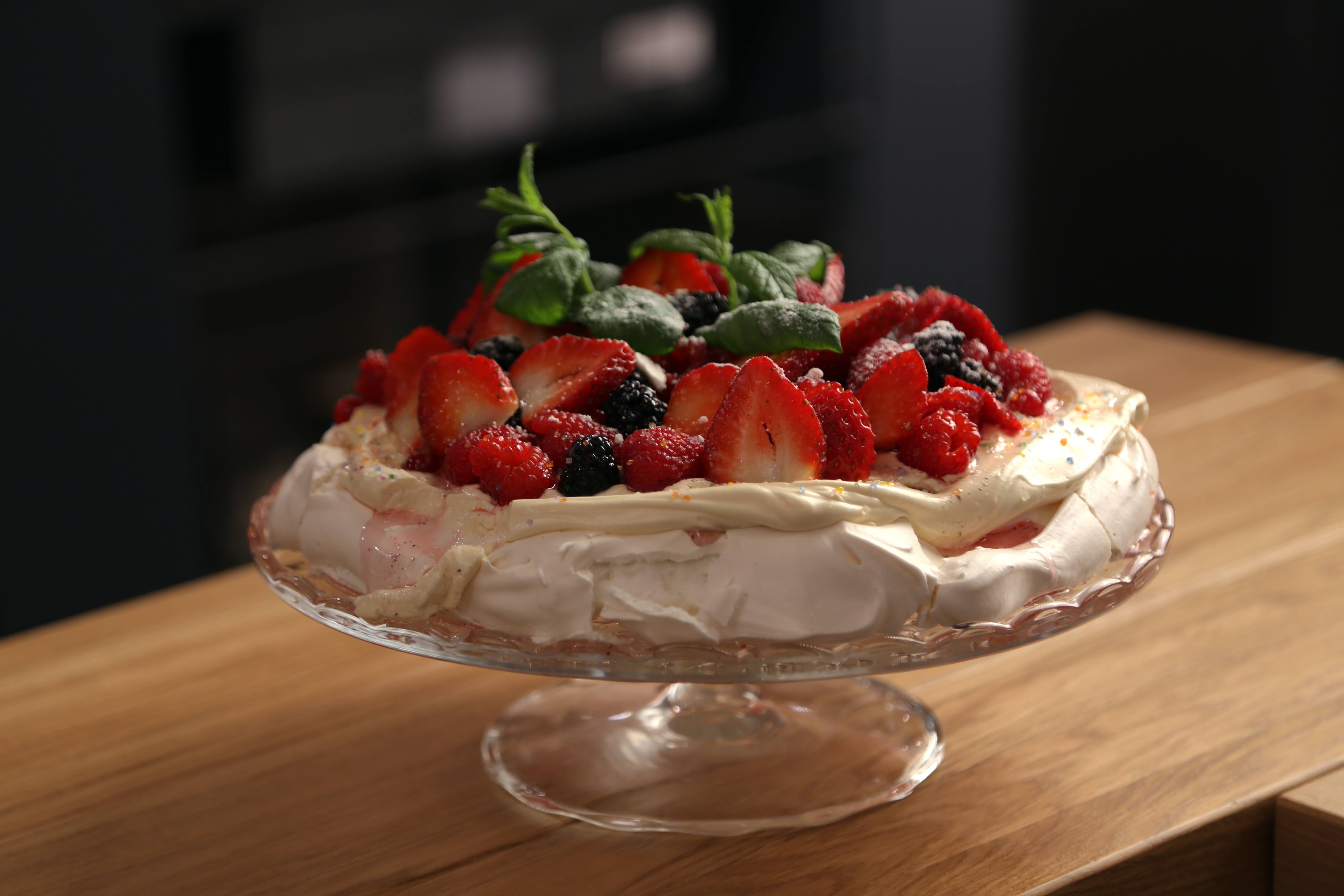 recipe image VANILLAINEN PAVLOVA